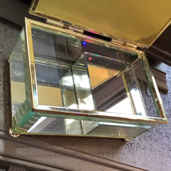 Nativity Scene Music Box Glass with Gold Accents & Mirrored inside - Picture 5 of 6